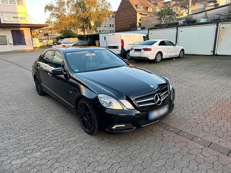 Second-hand Mercedes E250 204 CP (150 kW) 2010 Negru Berlinǎ