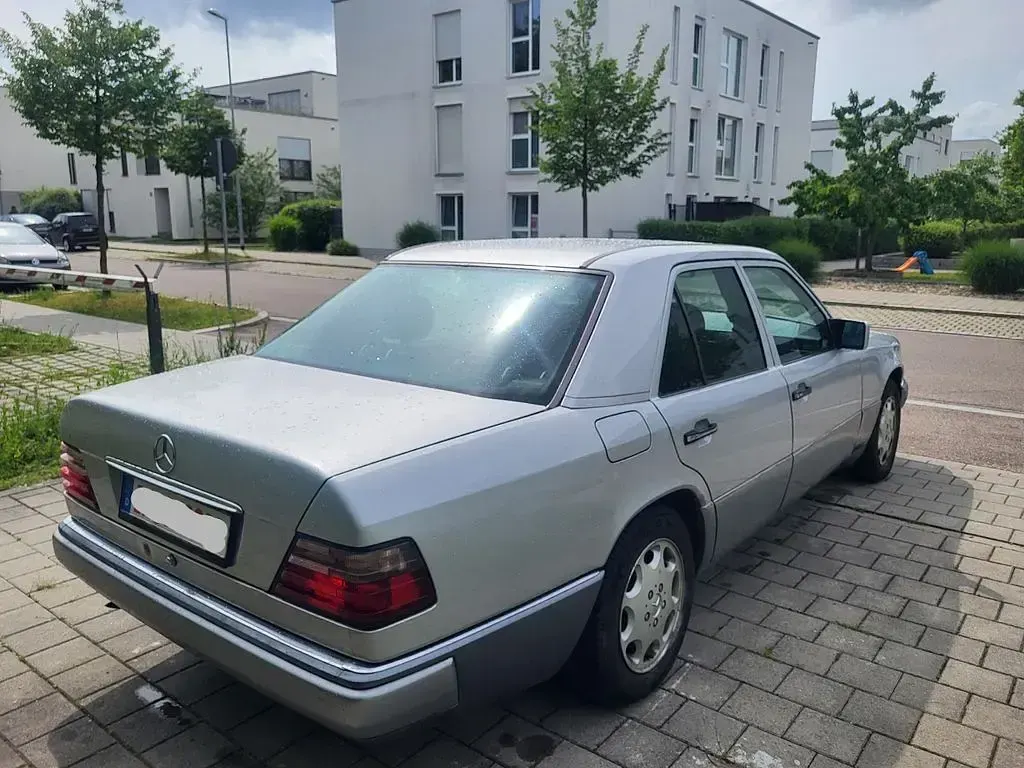 Gebraucht Mercedes E220 150 PS (110 kW) 1994 Grau Limousine