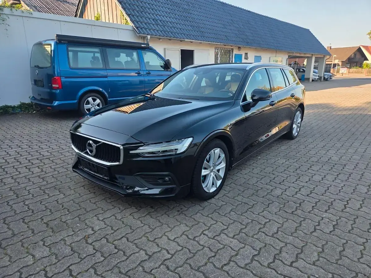 Gebraucht Volvo V60 Momentum 190 PS (139 kW) 2018 Schwarz Kombi