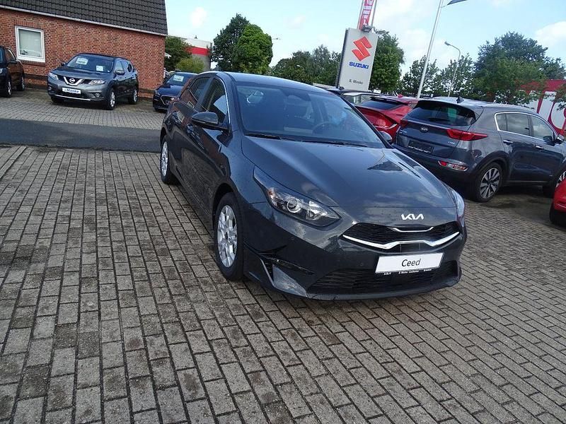 Neu Kia Ceed 140 PS (102 kW) 2025 Grau Kleinwagen