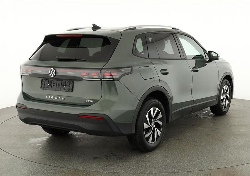 Grün Neu 2025 VW Tiguan Life SUV | 40.395 € (Superpreis) - Bild 1/4