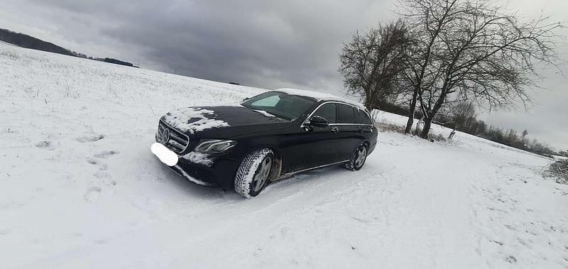 Schwarz Gebraucht 2019 Mercedes E300 Kombi | 32.500 € (Teuer) - Bild 1/4