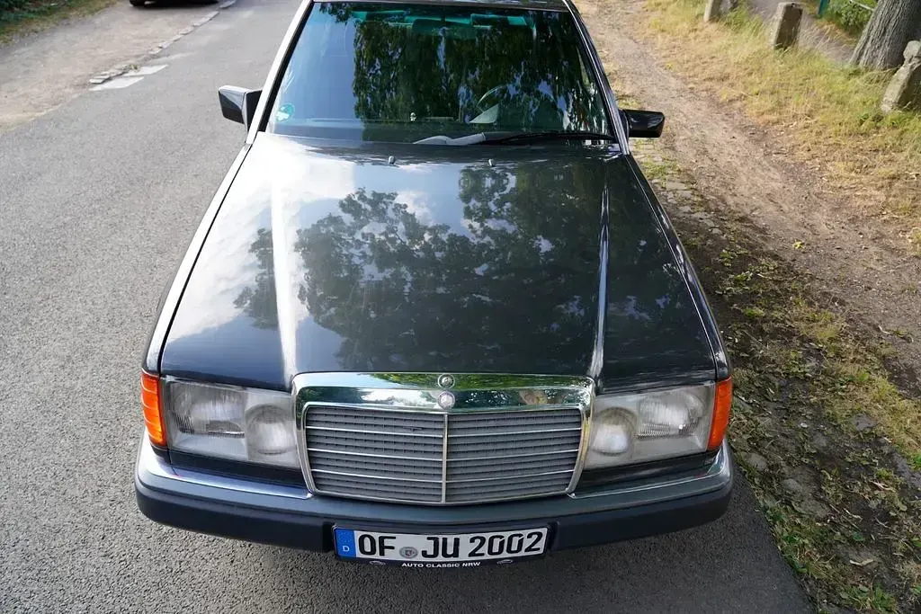Gebraucht Mercedes E230 169 PS (124 kW) 1991 Schwarz Limousine