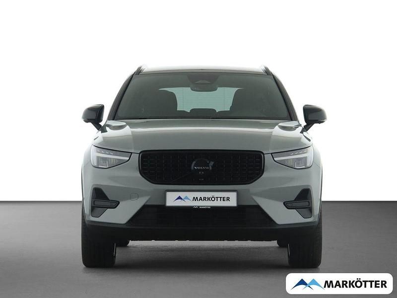 Neu Volvo XC40 Plus 163 PS (119 kW) 2026 Grau SUV
