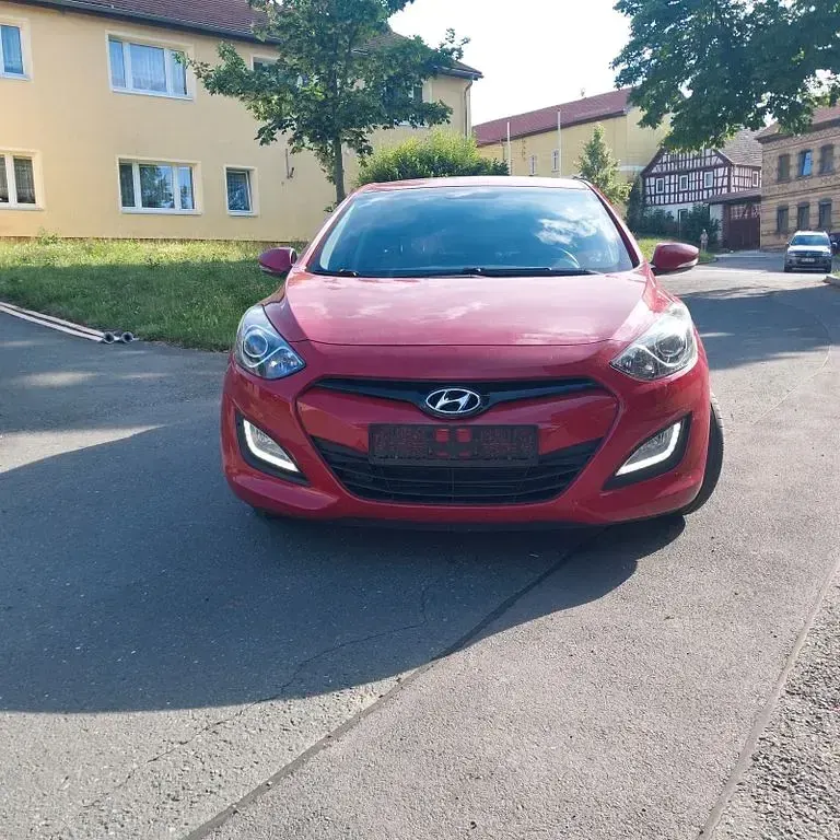 Gebraucht Hyundai i30 Classic 99 PS (72 kW) 2012 Rot Limousine