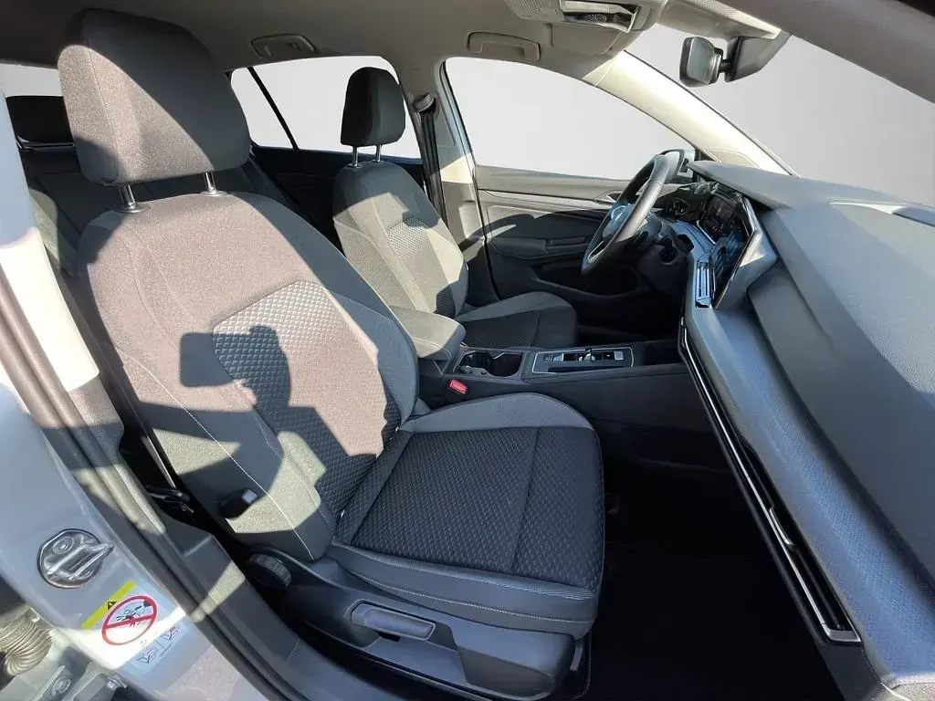 Gebraucht VW Golf VIII Active 131 PS (96 kW) 2022 Silber Limousine