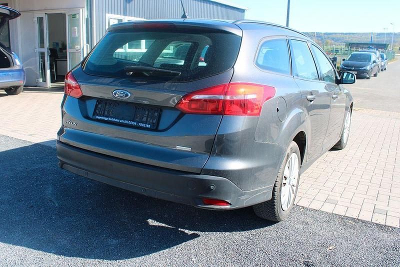 Gebraucht Ford Focus Trend 125 PS (91 kW) 2016 Grau Limousine