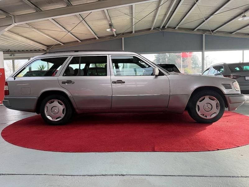 Second-hand Mercedes E250 113 CP (83 kW) 1994 Argintiu Break