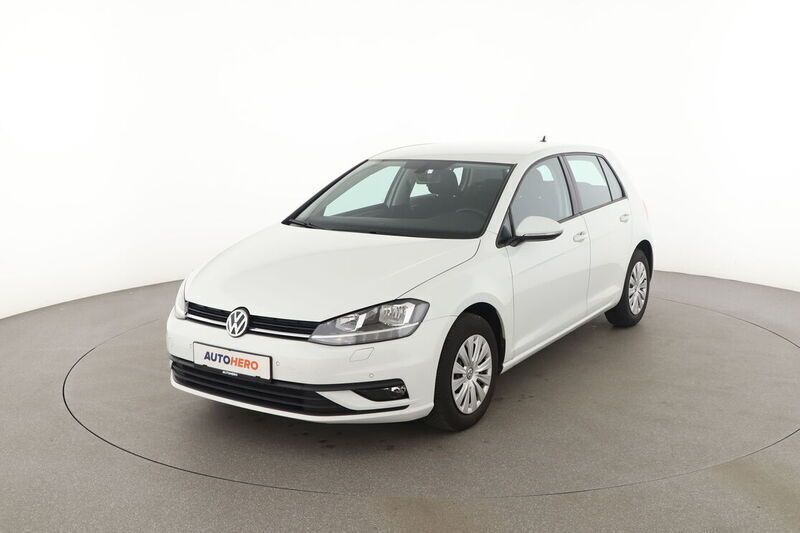 Weiß Gebraucht 2018 VW Golf VII Trendline Limousine | 12.240 € (Guter Preis) - Bild 1/4