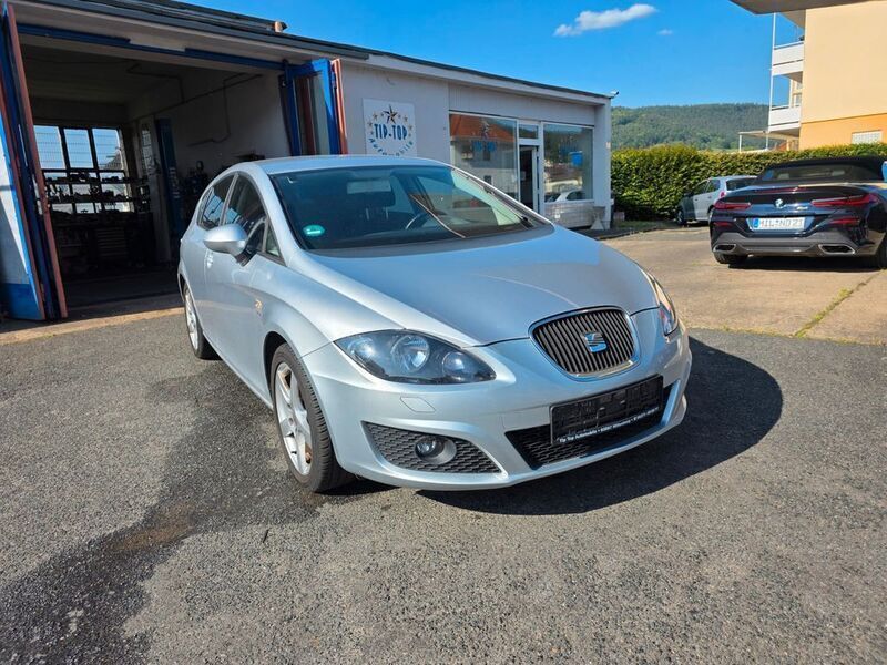 Silber Gebraucht 2011 Seat Leon Sport Limousine | 5.900 € (Teuer) - Bild 1/4