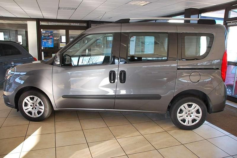 Gebraucht Fiat Doblò 105 PS (77 kW) 2023 Nr. 695/graumet. (metallic) Van / Kleinbus