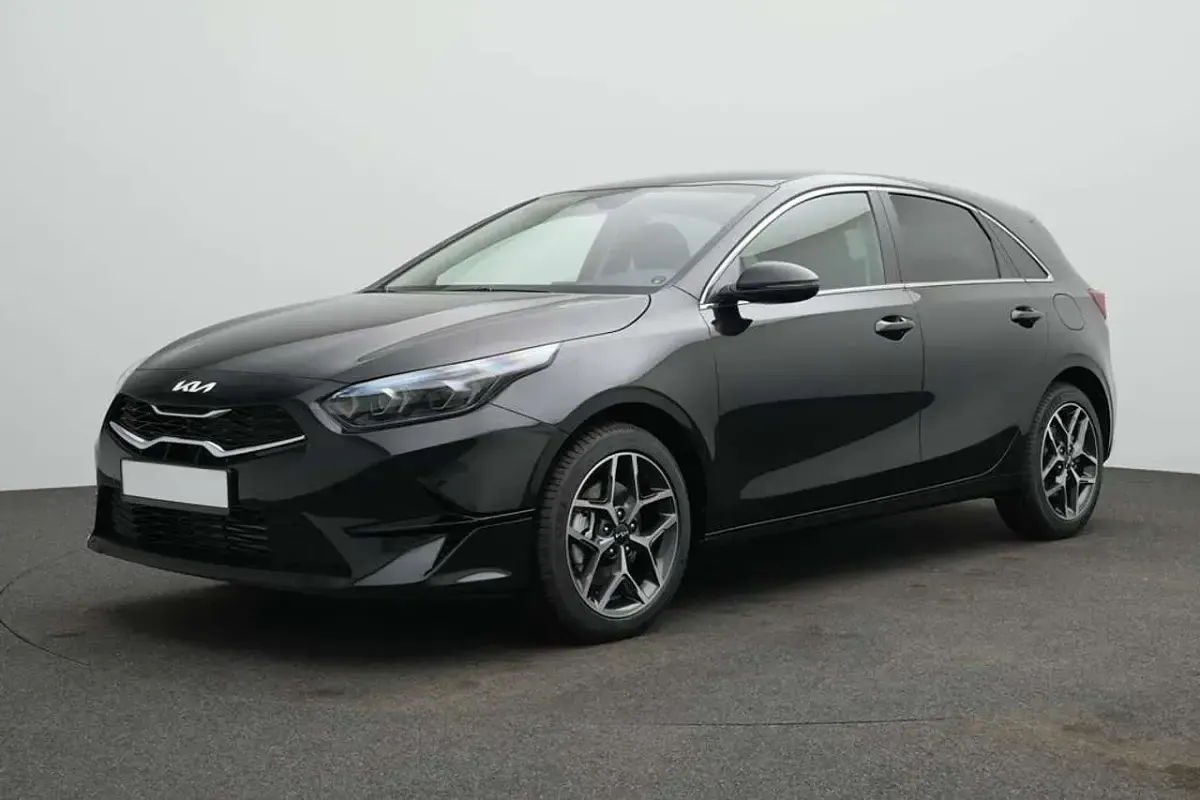 Gebraucht Kia Ceed 140 PS (102 kW) 2025 Zilinaschwarz metall Kleinwagen
