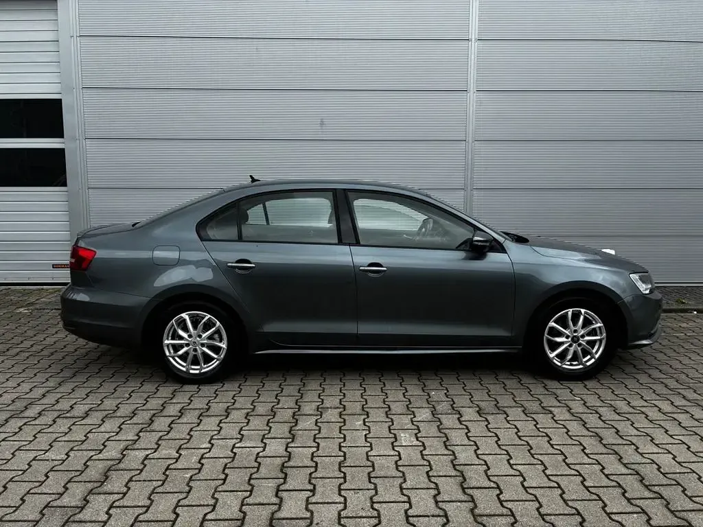 Gebraucht VW Jetta Trendline 105 PS (77 kW) 2015 Grau Limousine