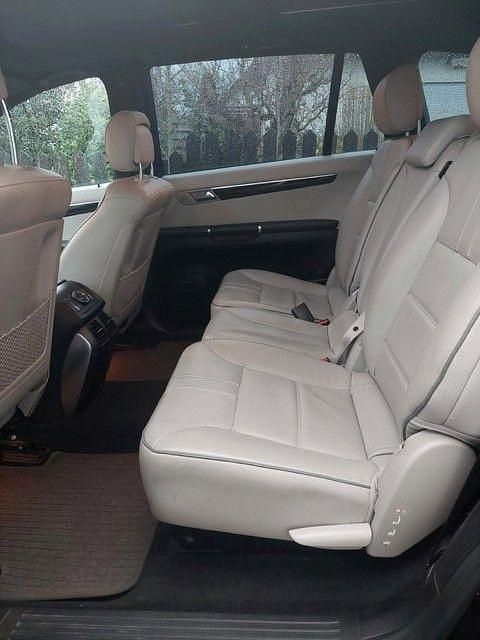 Schwarz Gebraucht 2011 Mercedes R350 Van / Kleinbus | 8.200 € (Superpreis) - Bild 1/4