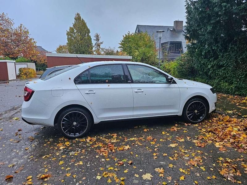 Weiß Gebraucht 2018 Skoda Rapid Monte Carlo Limousine | 13.500 € (Fairer Preis) - Bild 1/4