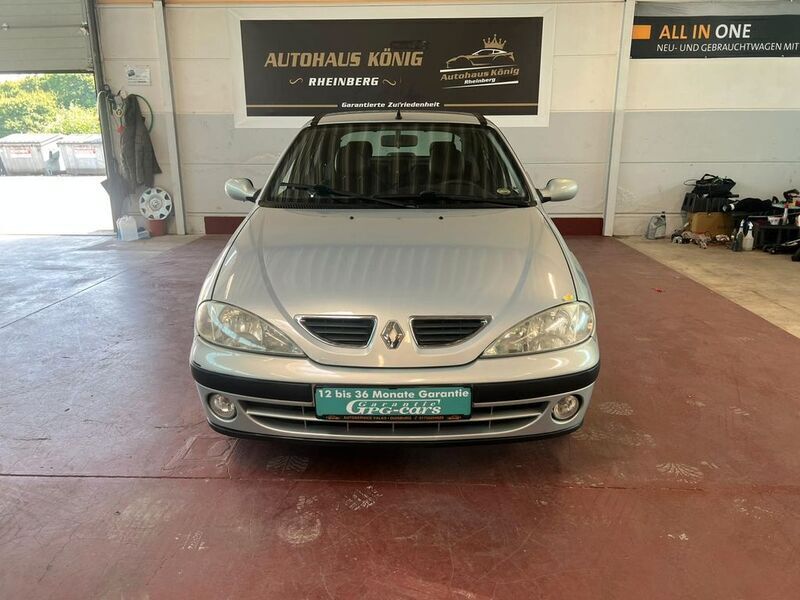 Grau Gebraucht 2002 Renault Mégane II Expression Limousine | 2.499 € (Teuer) - Bild 1/4