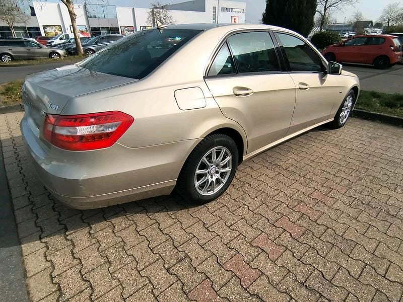 Gebraucht Mercedes E250 204 PS (150 kW) 2009 Gold Limousine