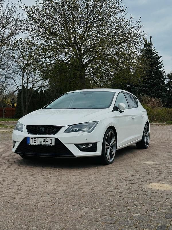 Weiß Gebraucht 2013 Seat Leon FR Limousine | 8.650 € (Etwas zu teuer) - Bild 1/4