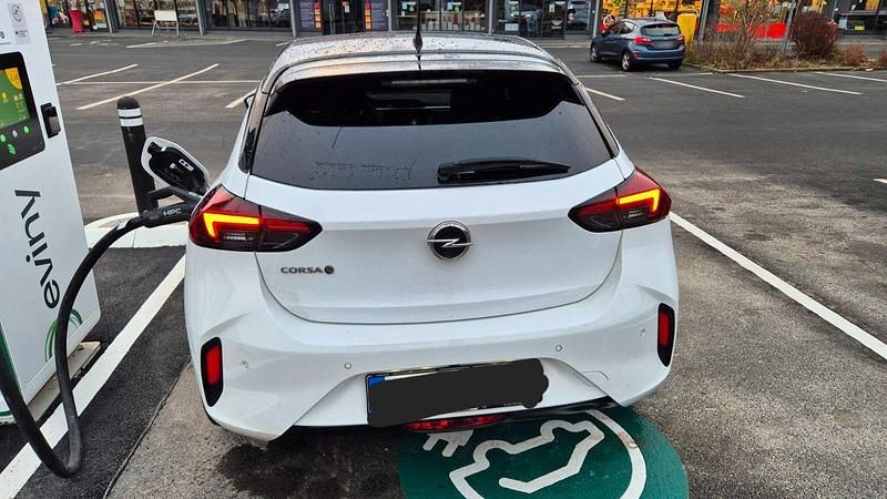 Używany Opel Corsa-e Ultimate 100 kW (136 KM) 2022 Biały Hatchback