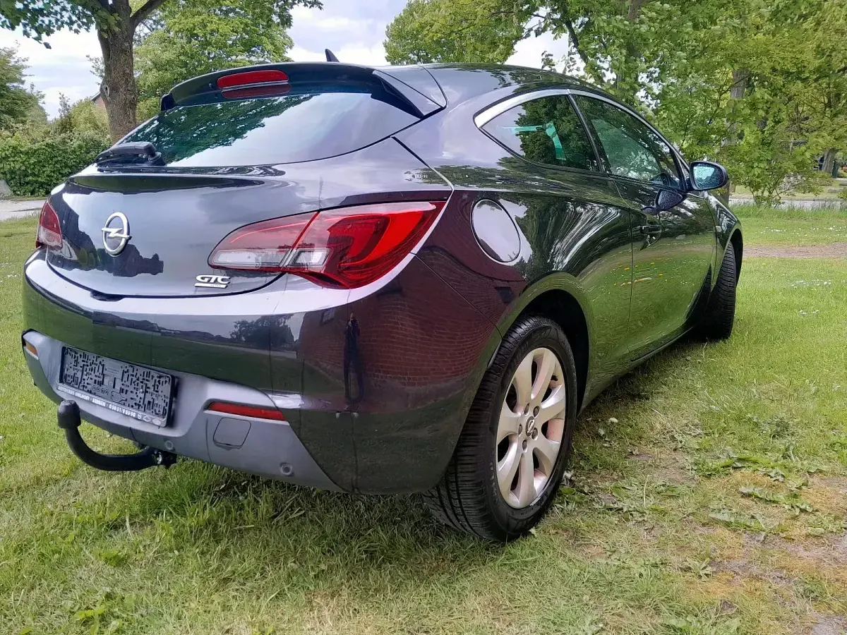 Gebraucht Opel Astra GTC 131 PS (96 kW) 2014 Schwarz Coupé