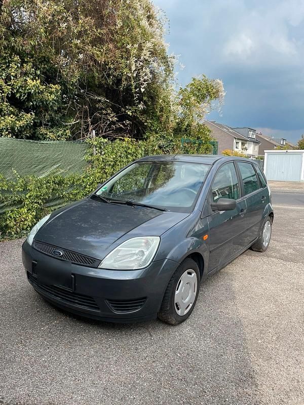 Grau Gebraucht 2005 Ford Fiesta Kleinwagen | 1.490 € (Fairer Preis) - Bild 1/4