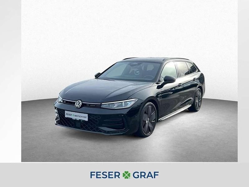 Grenadillschwarz metallic Gebraucht 2024 VW Passat R-line Kombi | 37.940 € (Superpreis) - Bild 1/4