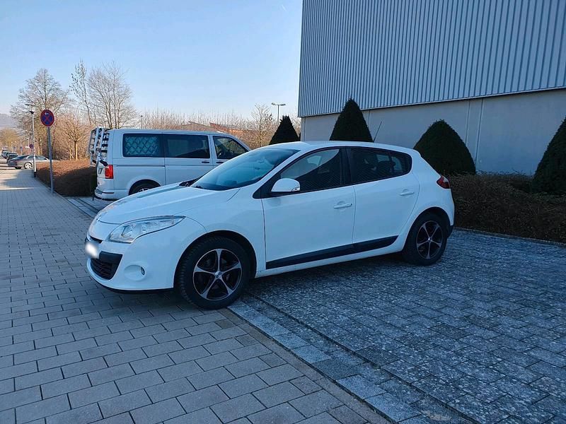 Gebraucht Renault Mégane 101 PS (74 kW) 2010 Weiß Limousine