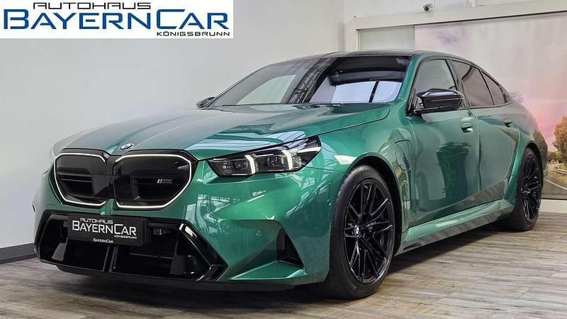 Isle of man gruen metallic Gebraucht 2025 BMW M5 Comfort Edition Limousine | 129.989 € (Fairer Preis) - Bild 1/4