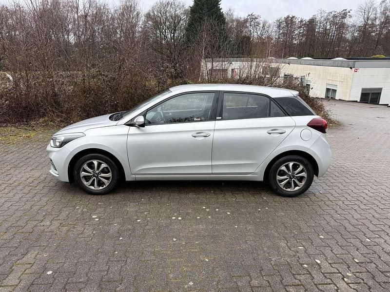 Gebraucht Hyundai i20 Trend 101 PS (74 kW) 2020 Silber Kleinwagen