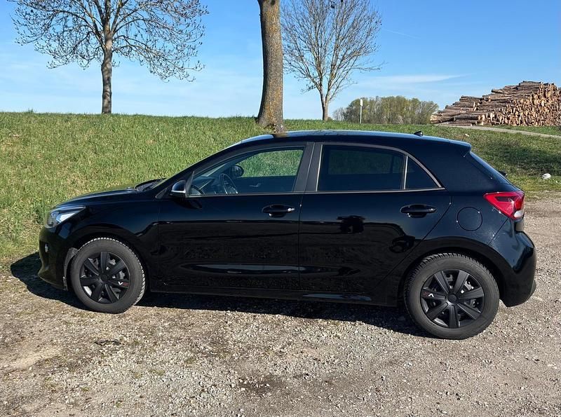 Second-hand Kia Rio 84 CP (61 kW) 2019 Negru Hatchback