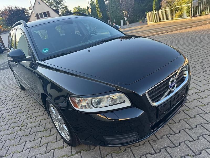 Schwarz Gebraucht 2010 Volvo V50 Kombi | 6.790 € (Etwas zu teuer) - Bild 1/4
