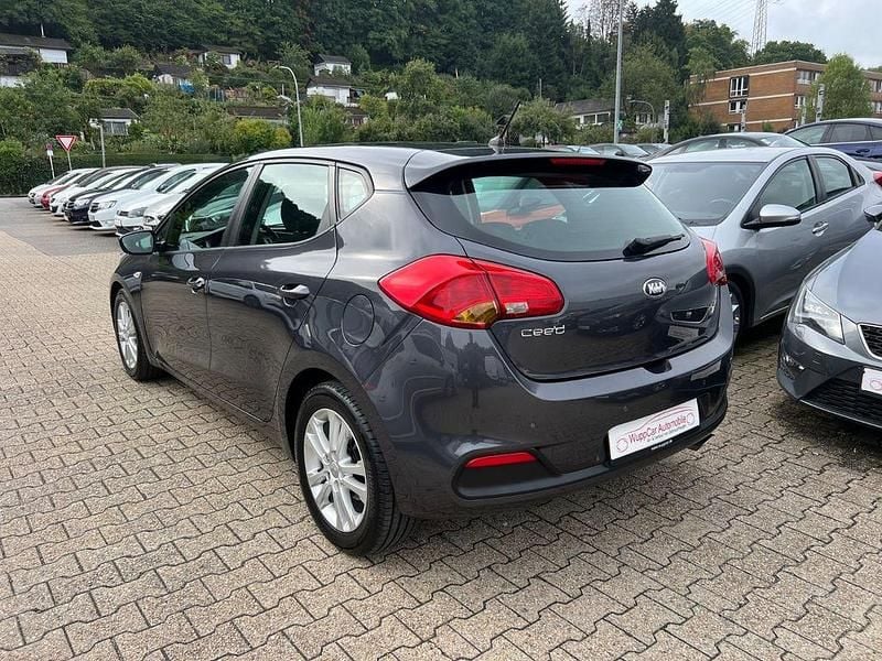 Gebraucht Kia Ceed 135 PS (99 kW) 2012 Grau Kleinwagen