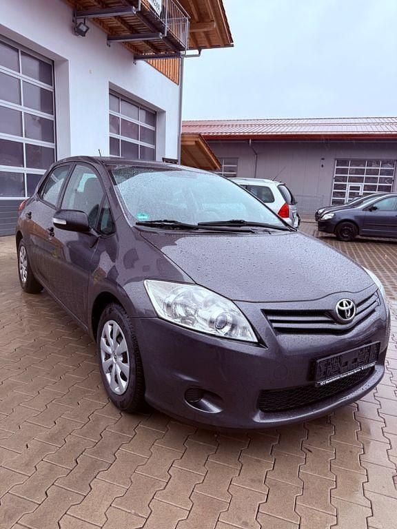 Grau Gebraucht 2010 Toyota Auris Life Limousine | 5.990 € (Fairer Preis) - Bild 1/4