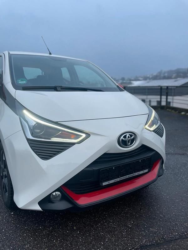 Weiß Gebraucht 2020 Toyota Aygo Team Kleinwagen | 9.990 € (Guter Preis) - Bild 1/4