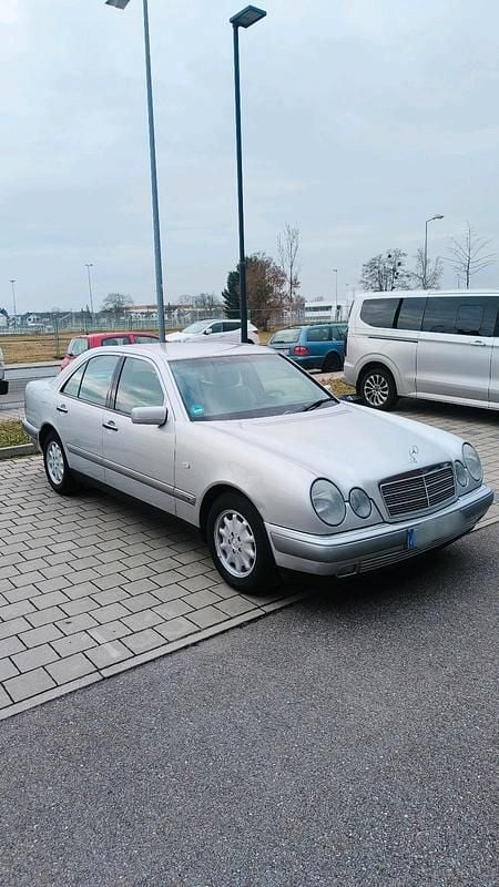 Gebraucht Mercedes E240 170 PS (125 kW) 1999 Silber Limousine