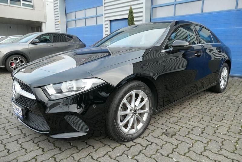Nachtschwarz Gebraucht 2022 Mercedes A200 Style Limousine | 18.950 € (Fairer Preis) - Bild 1/4
