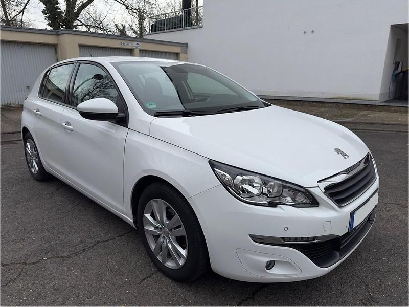 Gebraucht Peugeot 308 Style 110 PS (80 kW) 2016 Weiß Kleinwagen