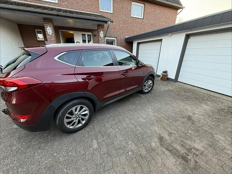 Gebraucht Hyundai Tucson Pure 132 PS (97 kW) 2016 Rot SUV