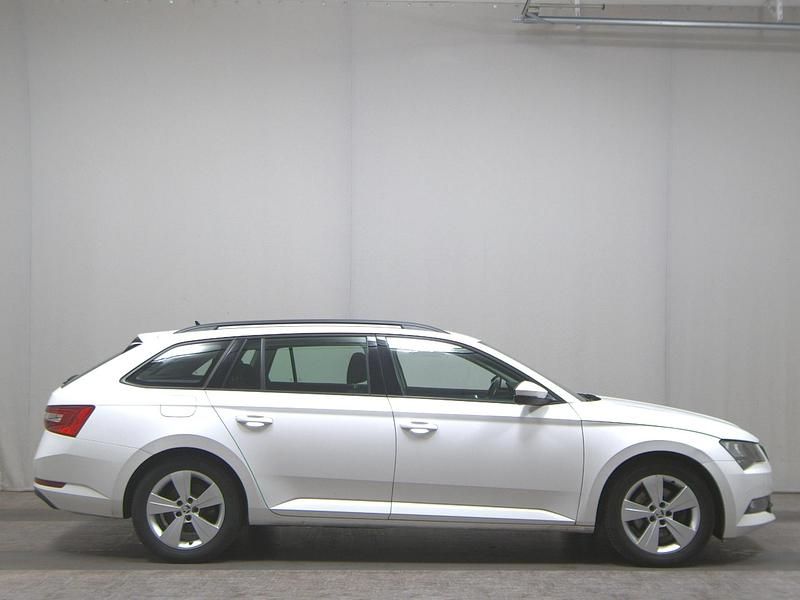 Candyweiss Gebraucht 2018 Skoda Superb Active Kombi | 11.990 € (Superpreis) - Bild 1/4
