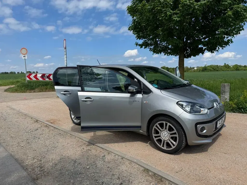 Używany VW up! 75 KM (55 kW) 2016 Srebrny Hatchback