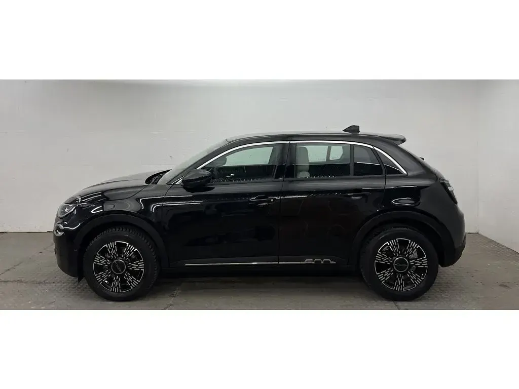 Gebraucht Fiat 600 101 PS (74 kW) 2024 Solid black SUV