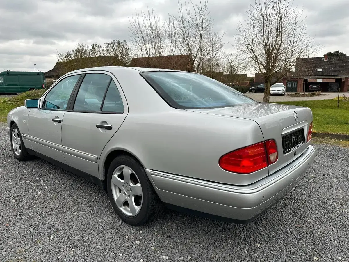Gebraucht Mercedes E280 Avantgarde 204 PS (150 kW) 1998 Silber Limousine