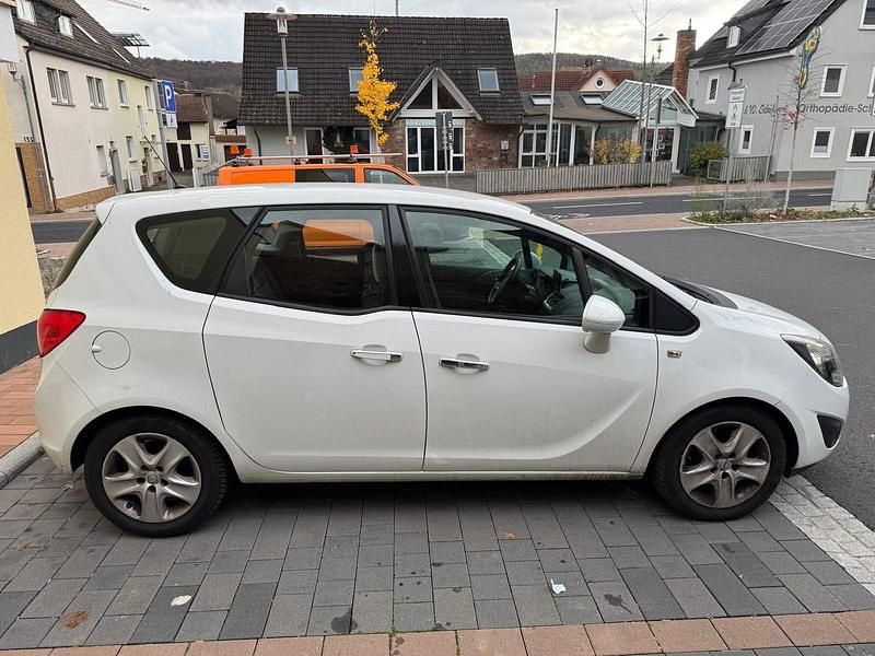 Weiß Gebraucht 2011 Opel Meriva Van / Kleinbus | 4.600 € (Fairer Preis) - Bild 1/4