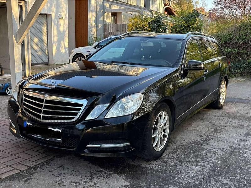 Schwarz Gebraucht 2012 Mercedes E220 Kombi | 7.299 € (Fairer Preis) - Bild 1/4
