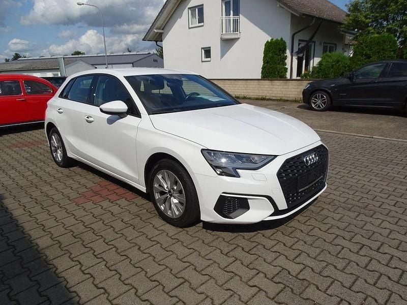 Weiß Gebraucht 2021 Audi A3 Sportback e-tron Basis Limousine | 20.690 € (Guter Preis) - Bild 1/4