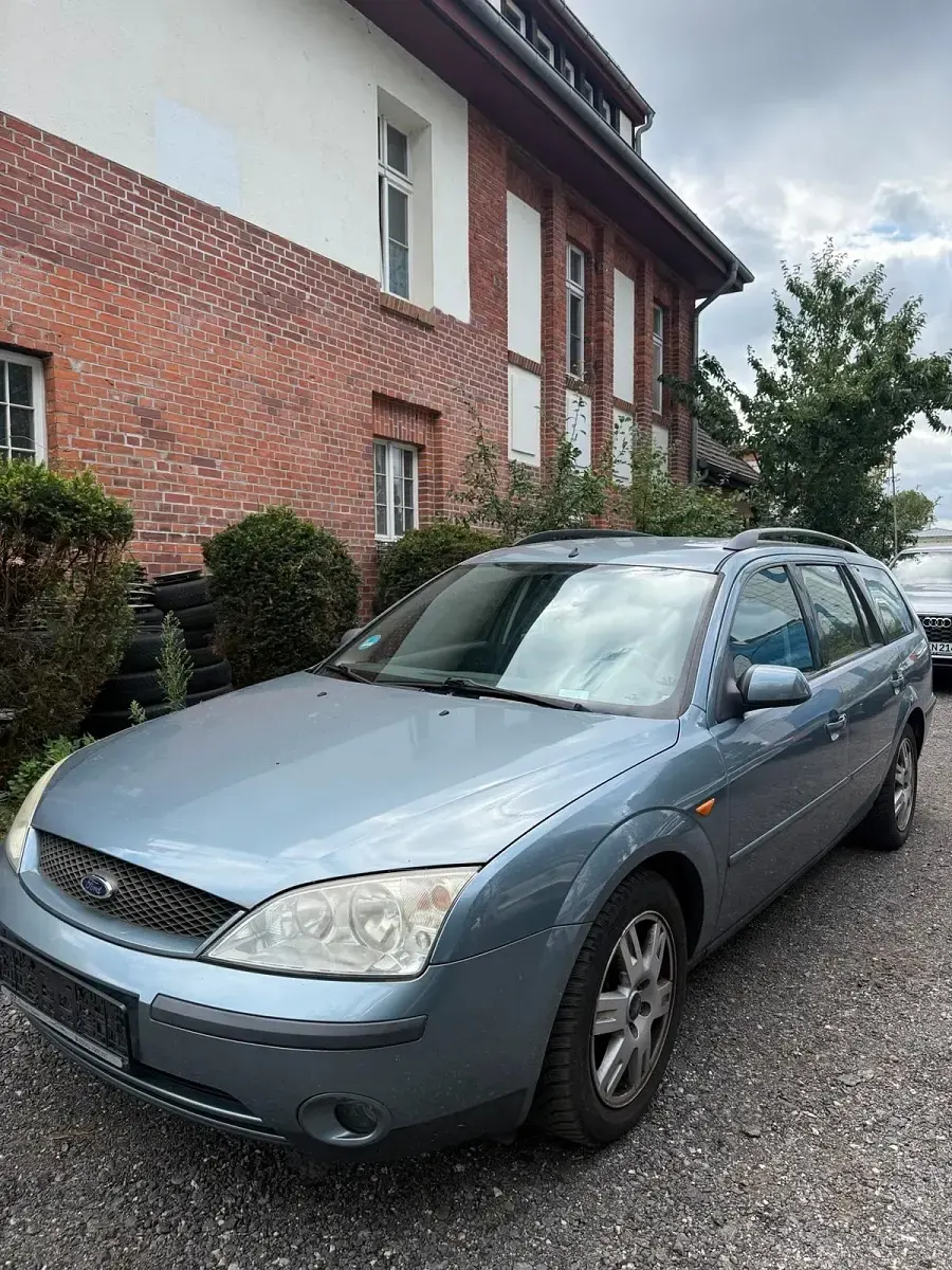 Gebraucht Ford Mondeo Ghia 146 PS (107 kW) 2001 Blau Kombi
