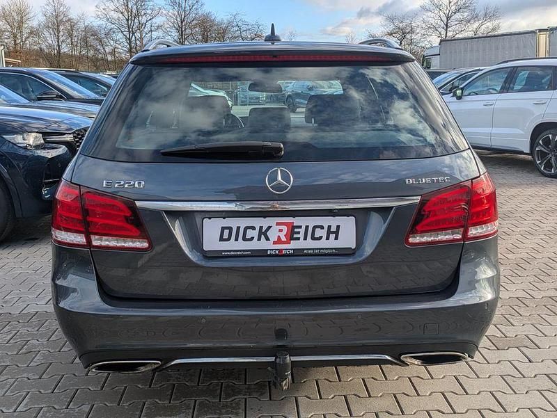 Gebraucht Mercedes E220 Avantgarde 170 PS (125 kW) 2015 Grau Limousine
