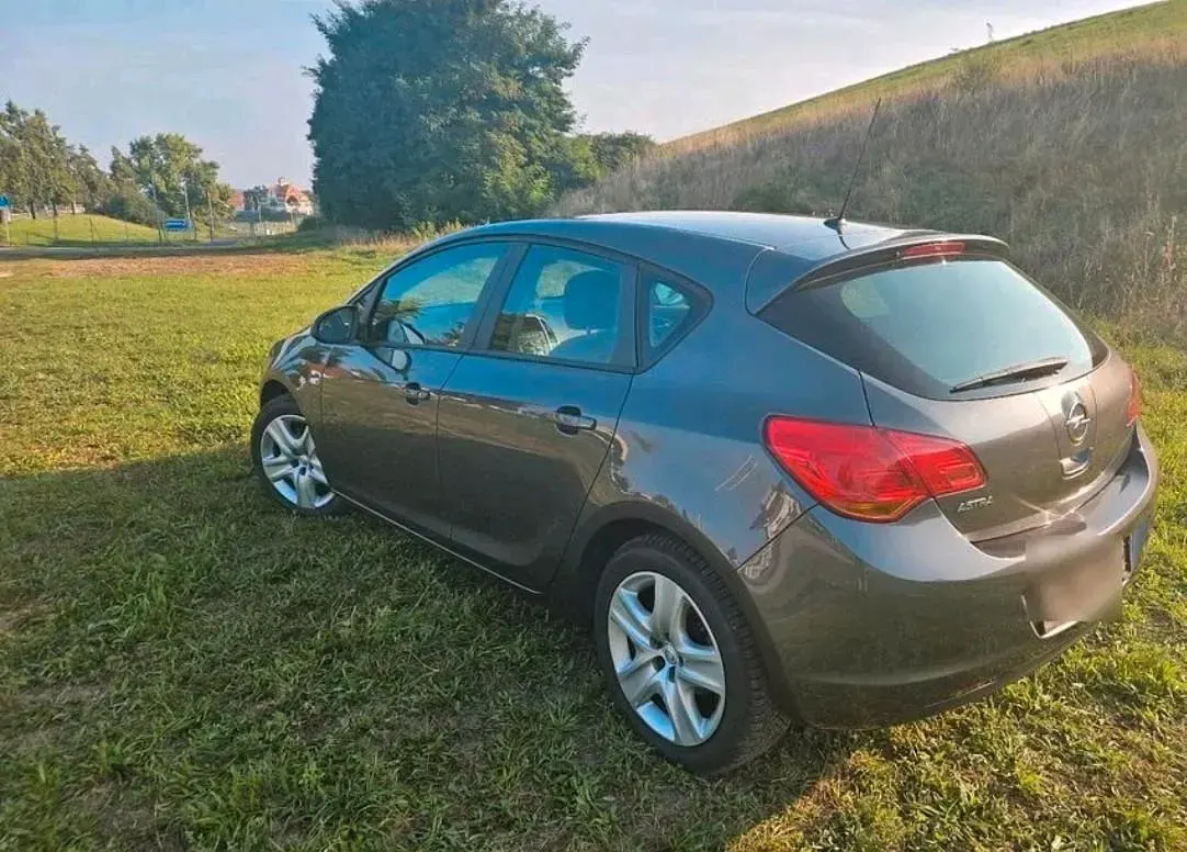 Używany Opel Astra 115 KM (84 kW) 2010 Szary Sedan/Limuzyna