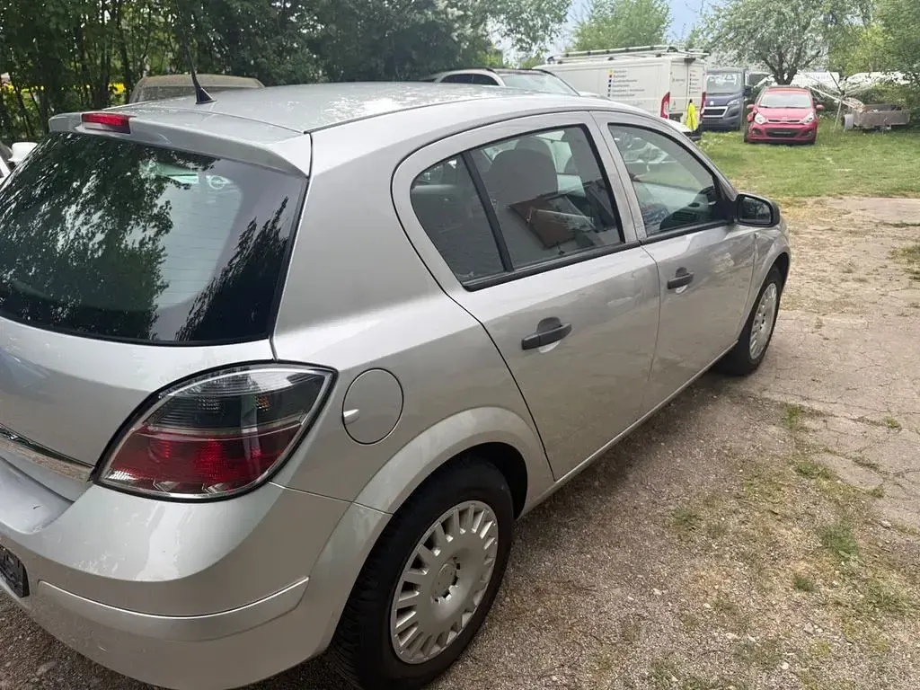 Używany Opel Astra Basis 90 KM (66 kW) 2009 Srebrny Sedan/Limuzyna
