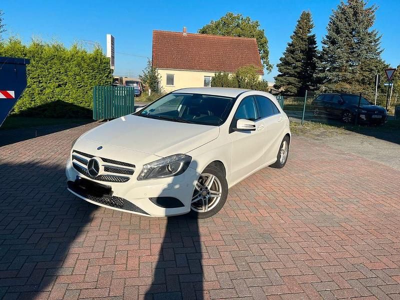 Weiß Gebraucht 2013 Mercedes A180 Limousine | 6.800 € (Etwas zu teuer) - Bild 1/4